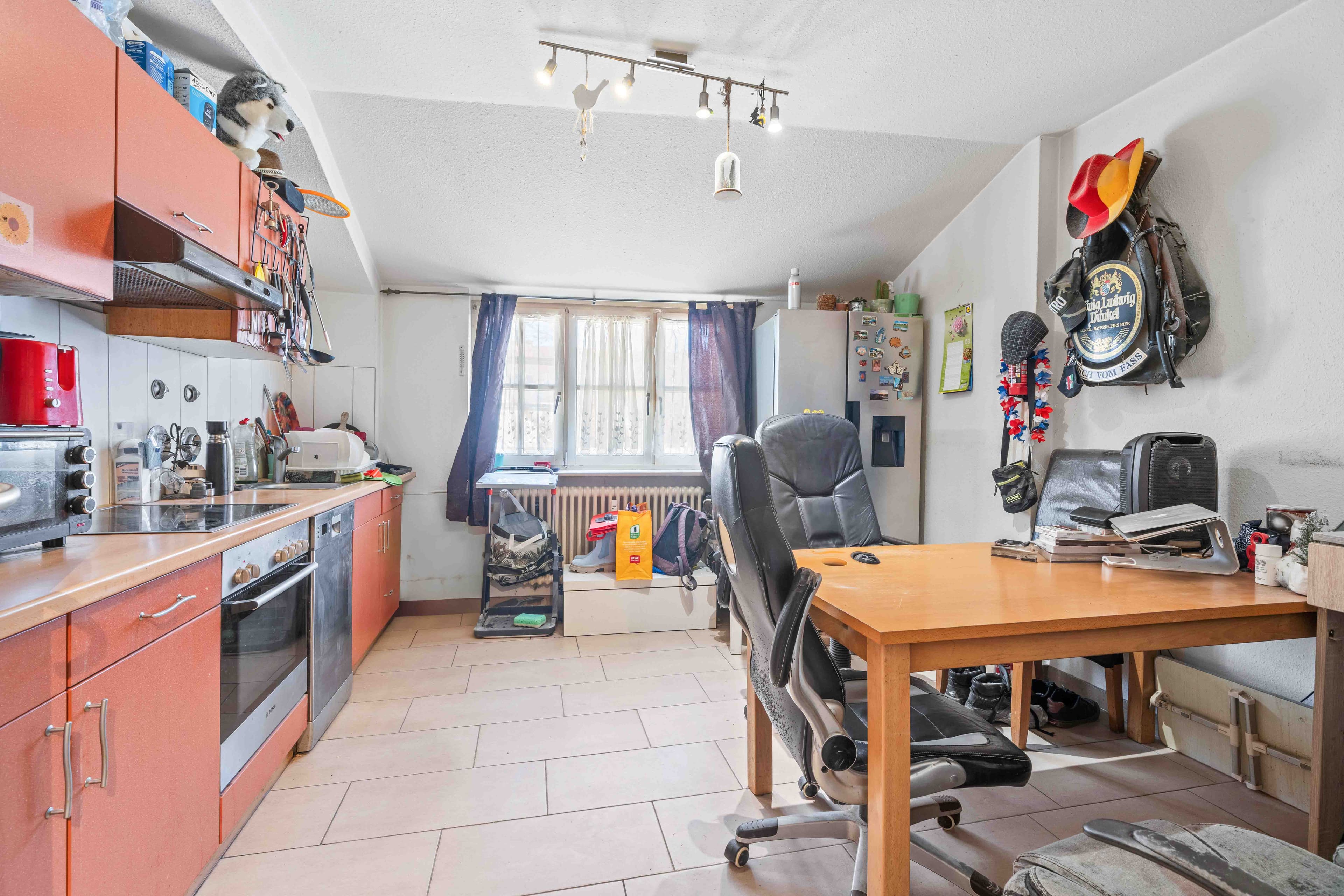 Empty room before virtual staging